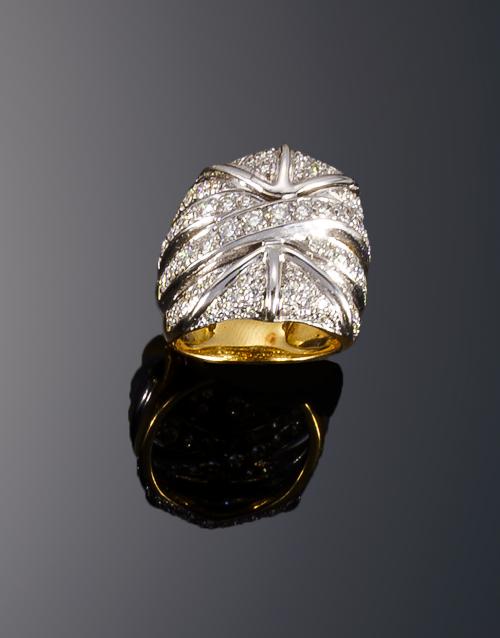 682   -  <p><span class="object_title">Sortija de bandas entrelazadas de diamantes.</span></p>