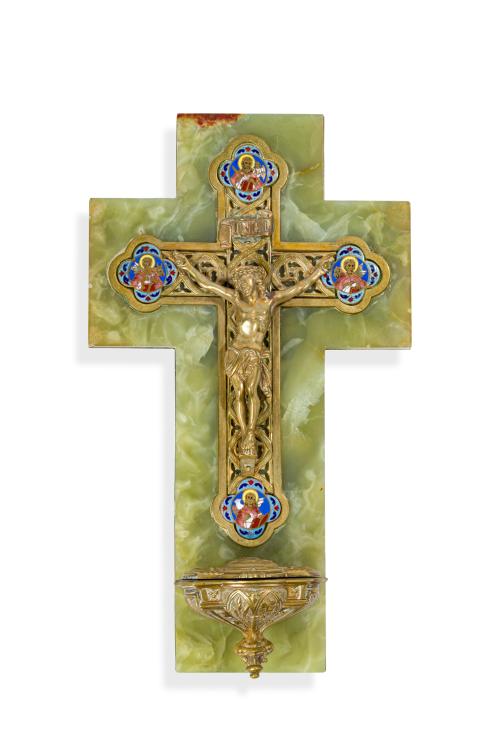 438   -  <p><span class="object_title">Pila benditera con crucificado en bronce dorado y esmaltes sobre cruz en ónix. C. 1900.</span><br></p>