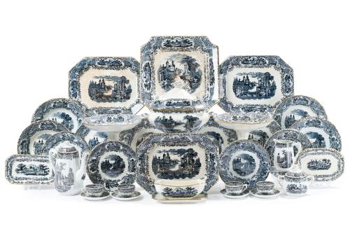 275   -  <p><span class="object_title">Vajilla de la Cartuja de Sevilla-Pickman en loza con decoración estampada en negro sobre blanco.<br/>Serie "vistas". Con marcas. C. 1950.</span><br></p>