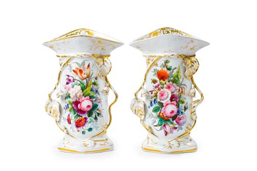 281   -  <p><span class="object_title">Gran pareja de jarrones isabelinos en porcelana con decoración esmaltada de flores y detalles en dorado. S. XIX.</span><br></p>