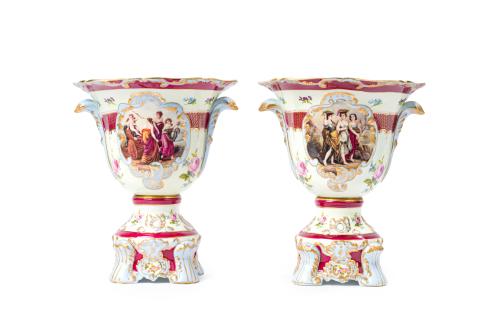 Pareja de enfriadores en porcelana europea con escenas en r