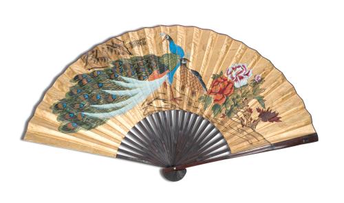 19   -  <p><span class="object_title">Gran abanico pericón chino, S. XX, con varillaje en madera y país en tela pintada con decoración de pavos reales, flores y peonías. </span><br></p>