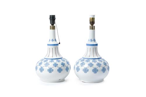 Pareja de lámparas de sobremesa con fustes de jarrón en por