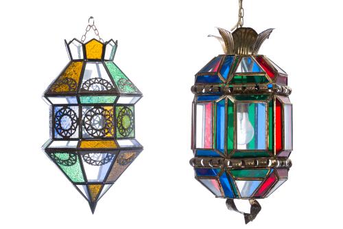 Lote de dos antiguos faroles en metal calado con paños en c