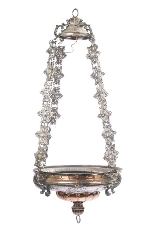 Lámpara votiva en plateado. S. XIX.Cuerpo gallonado con d