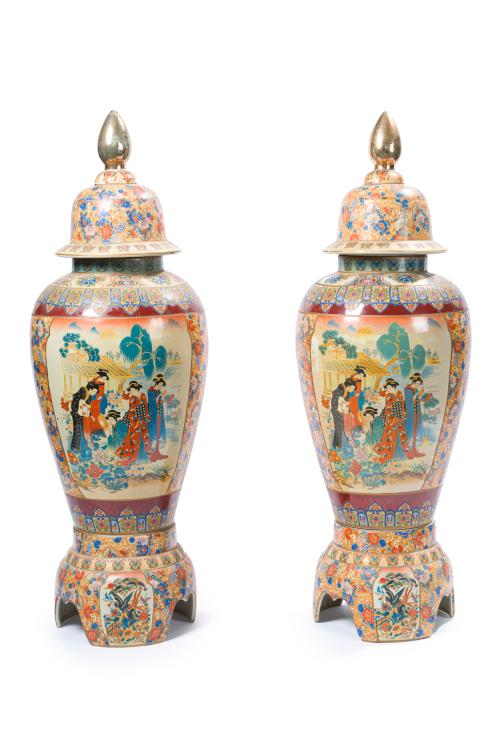 Pareja de jarrones orientales en porcelana de estilo Imari.