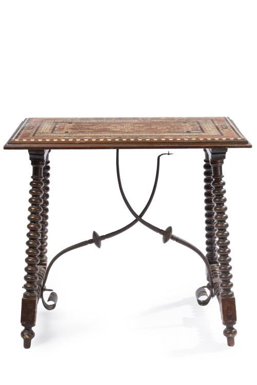 Mesa granadina en madera con tapa decorada con marquetería 