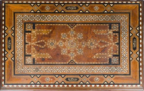 Mesa granadina en madera con tapa decorada con marquetería 