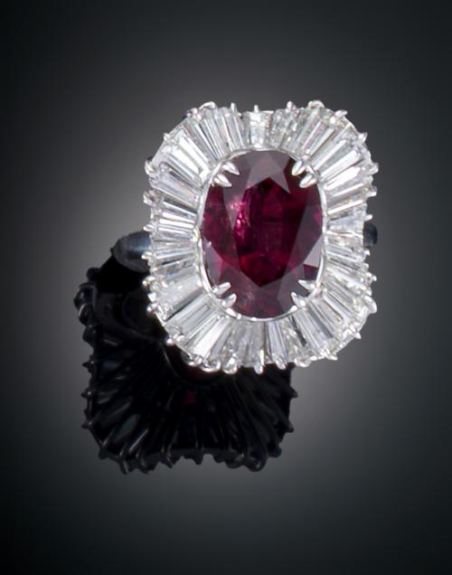 SORTIJA DISEÑO ESTILO BAILARINA CON RUBÍ Y DIAMANTES EN ORO