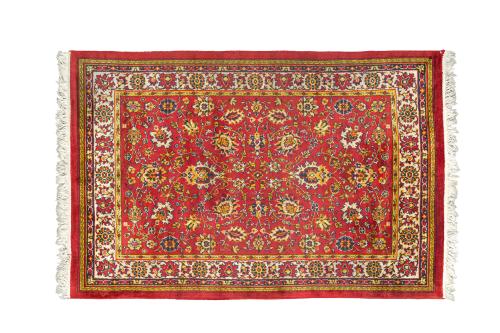 Alfombra persa en lana, s. XXSobre campo rojo y decoració