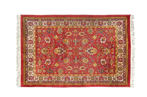 213   -  <p><span class="object_title">Alfombra persa en lana, s. XX<br/>Sobre campo rojo y decoración de motivos vegetales y florales. </span><br></p>