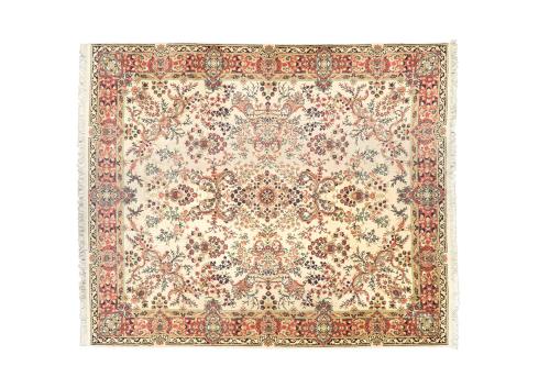 214   -  <p><span class="object_title">Alfombra persa en lana con decoración de motivos vegetales esquermatizados sobre campo beige. </span><br></p>