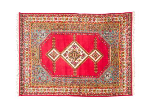 196   -  <p><span class="object_title">Alfombra persa en lana, s. XX<br/>Sobre campo rojo con decoración de medallón octogonal central con tres rombos y motivos vegetales. </span><br></p>