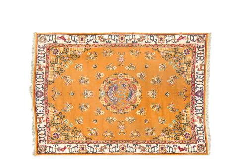215   -  <p><span class="object_title">Alfombra china de lana anudada a mano, S. XX.<br/>De campo ocre con decoración de flores en tonos rosas y cenefa en crudo con motivos vegetales y animales. </span><br></p>