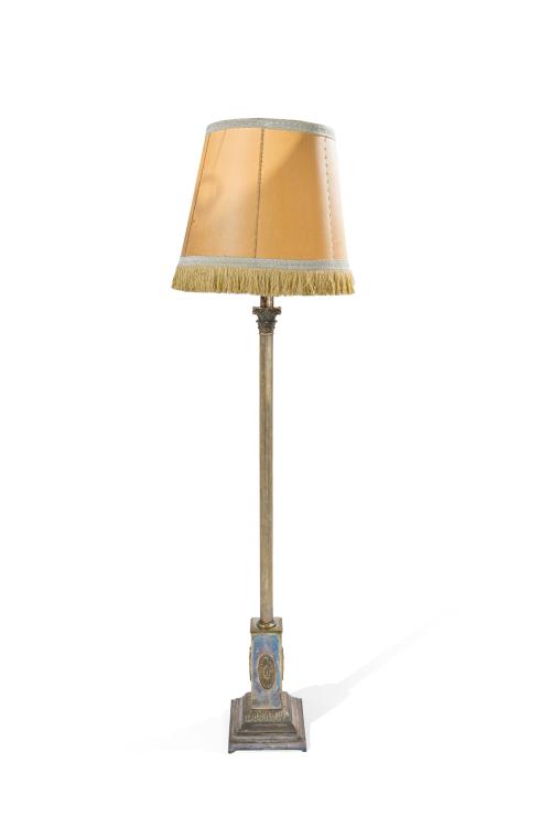 Lámpara de pie en plateado con fuste de columna estriada re