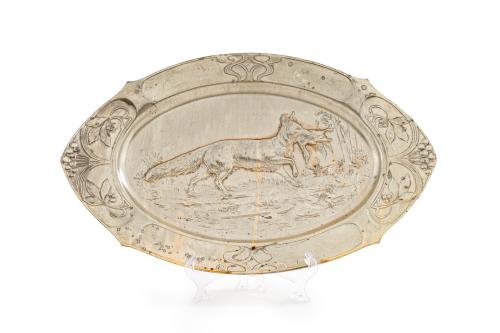 Bandeja oval en metal, c. 1900.Con escena de caza repujad