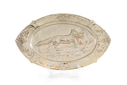 216   -  <p><span class="object_title">Bandeja oval en metal, c. 1900.<br/>Con escena de caza repujada.</span><br></p>