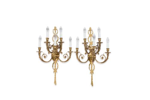 Pareja de apliques de cinco luces de estilo Luis XVI en bro
