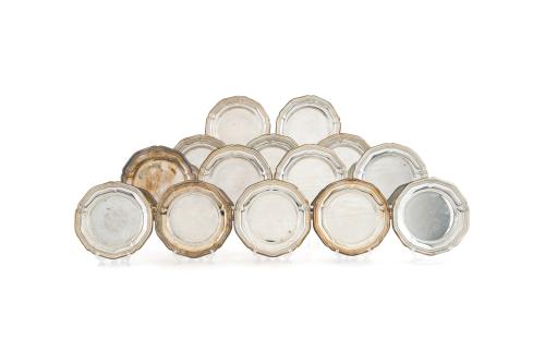 Juego de 14 platitos de pan en plateado, modelo ingletado. 