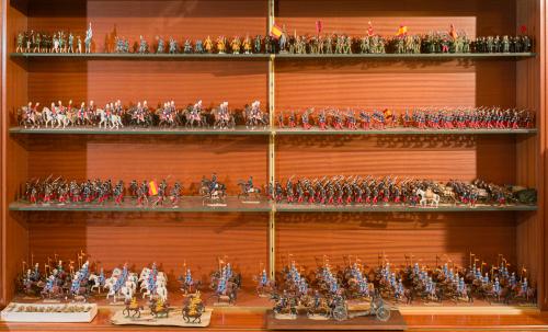 461   -  <p><span class="object_title">Importante gran colección de figuras de plomo fundidas y pintadas a mano representando distintas unidades del Ejercito Español y escoltas oficiales, comprendiendo un arco cronológico desde comienzos del siglo XX hasta mediados del mismo. </span><br></p>