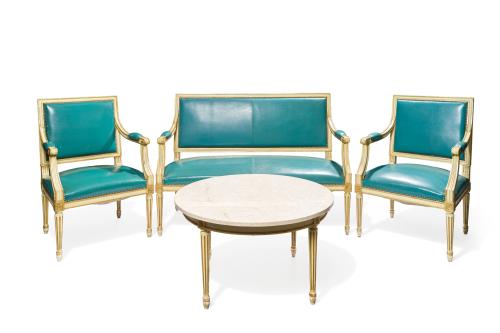 219   -  <p><span class="object_title">Tresillo estilo Luis XVI, mediados s. XX<br/>En madera pintada con detalles en dorado , asiento y respaldo en piel verde tachuelada. A juego mesa de centro circular con tapa en mármol color arena.</span><br></p>