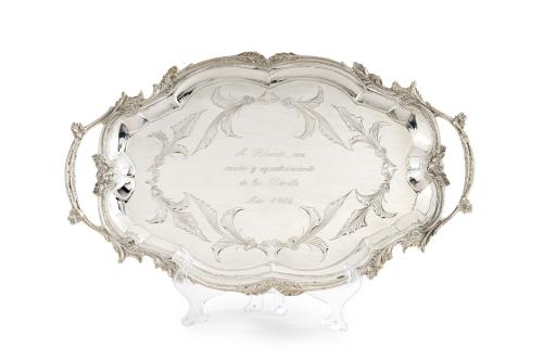 Bandeja oval con asas en plata española punzonada con decor