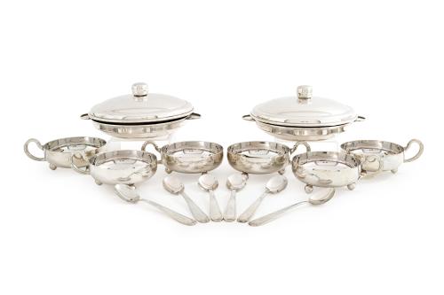 Lote de mesa en plateado formado por 2 anguleras, 6 recipie