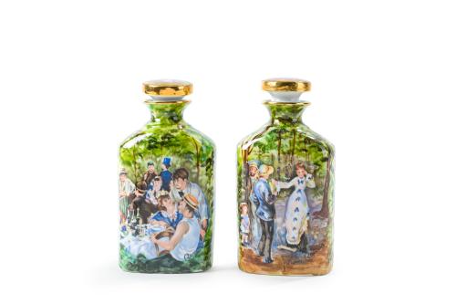 Pareja de licoreras en porcelana decoradas con escenas de p