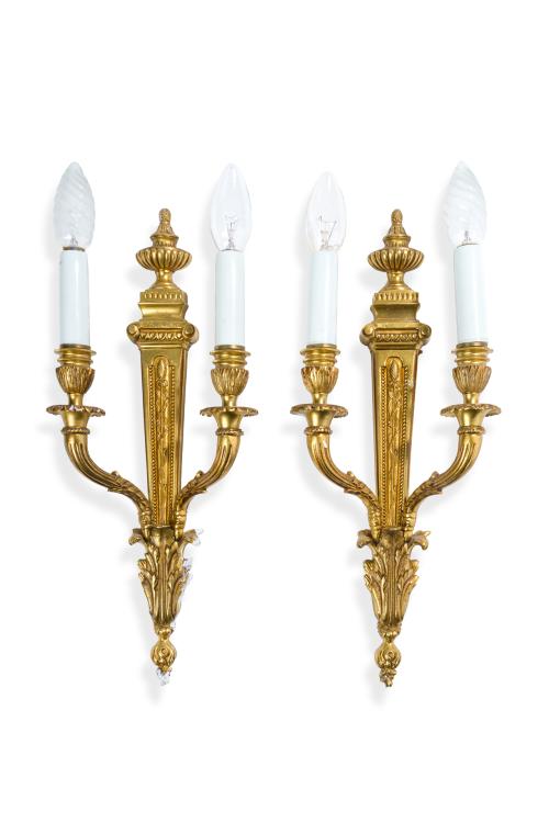 Pareja de apliques de dos luces de estilo Luis XVI en bronc