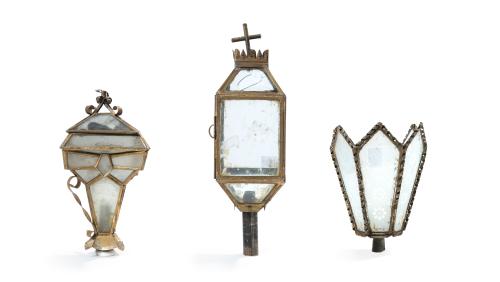 Lote de tres lanteros antiguos en latón y paños de vidrio. 