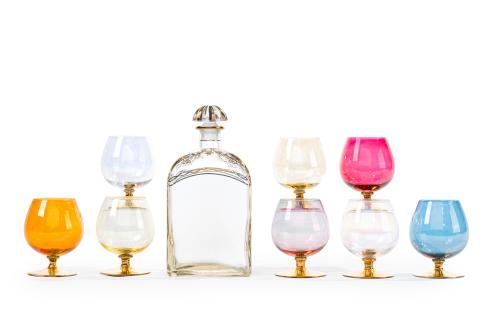 146   -  <p><span class="object_title">Juego en cristal multicolor tornasolado formado por licorera y 8 copitas de licor. </span><br></p>