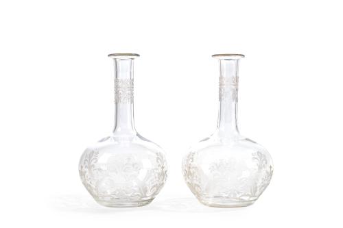Pareja de decantadores antiguos en cristal con decoraciones