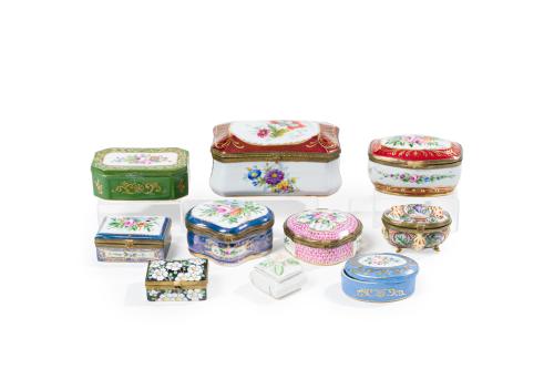 Lote variado de cajitas-joyeros en porcelana esmaltada y vi
