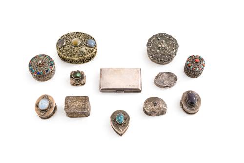 Lote formado por  12 pastilleros, muchos de ellos en plata. 