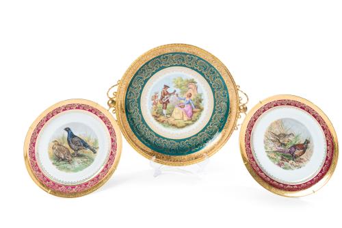 293   -  <p><span class="object_title">Lote en porcelana de Limoges esmaltada y dorada formado por pareja de platos con escenas de caza y gran plato con escena galante. <br/>Con marcas. </span><br></p>