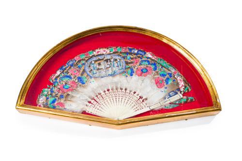 5   -  <p><span class="object_title">Abanico chino para la exportación, Cantón, China c.1860.<br/>País en plumas pintadas con decoración de flores y  escena cortesana en cartela,  con aplicaciones en caras y manos de hueso , varillaje en hueso tallado y calado. En su abaniquera. </span><br></p>