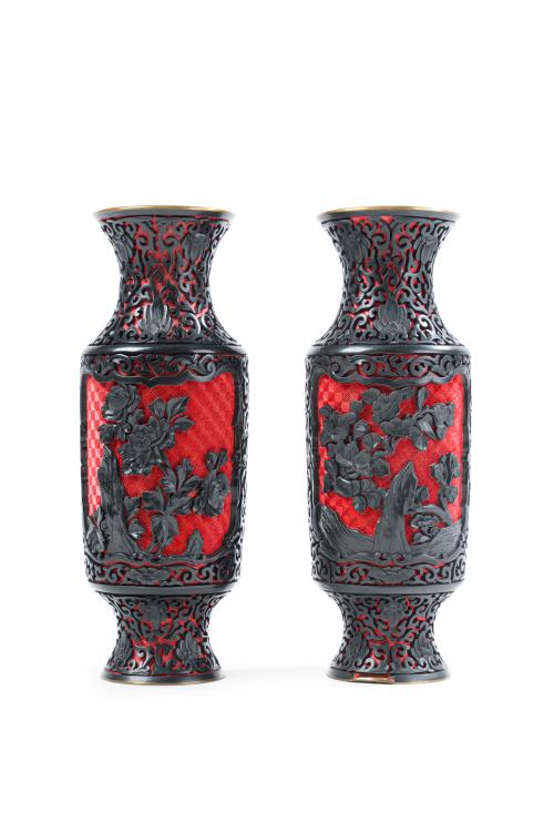 21   -  <p><span class="object_title">Pareja de jarrones en laca cinabrio roja y negro, China, c. 1950<br/>Con decoración tallada de motivos vegetales y florales. </span><br></p>