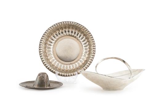 Lote en plata formado por cesta, panera y sombrero mexicano