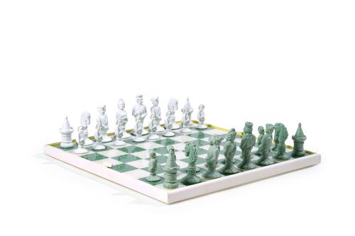 Juego de ajedrez con tablero en cristal y piezas en biscuit