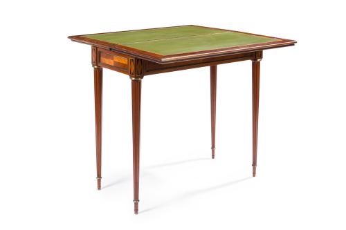 Mesa de juego estilo Luis XVI, S. XXEn madera con decorac