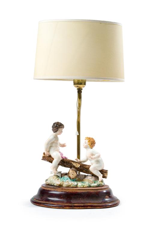 Lámpara de sobremesa en porcelana esmaltada con niños en ba