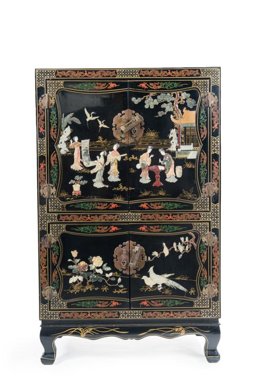 12   -  <p><span class="object_title">Mueble bar chino, c. 1950<br/>En madera lacada con incrustaciones en piedras duras y hueso representando escenas con personajes y pagodas. Con dobles puertas centrales, baldas al interior y herrajes en dorado. </span><br></p>