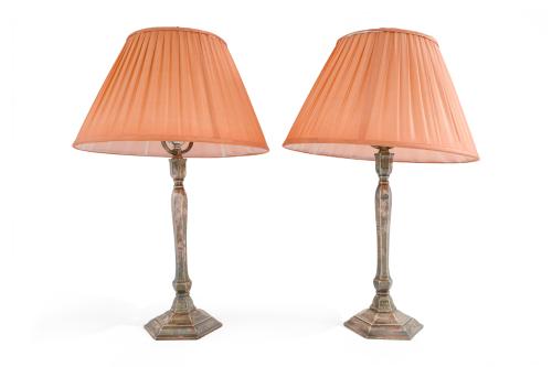 Pareja de lámparas con fuste facetado en seis caras en plat