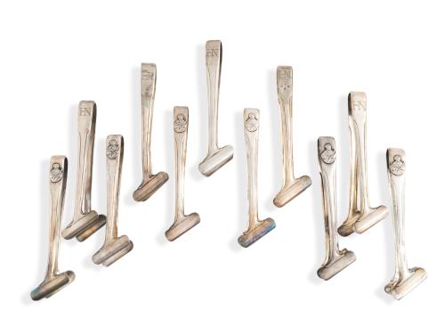 Lote de 11 pinzas de esparragos en plateado. 