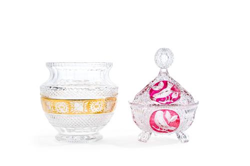 Lote en cristal tallado y esmaltado formado por bombonera y