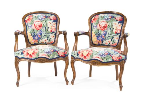 224   -  <p><span class="object_title">Pareja de sillones estilo Luis XV, s. XX<br/>En madera de nogal tallada y tapicería de motivos florales. </span><br></p>