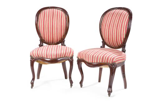335   -  <p><span class="object_title">Pareja de sillas isabelinas, principios S. XX<br/>En madera, patas delanteras sobre ruedas y tapicería de rayas. </span><br></p>