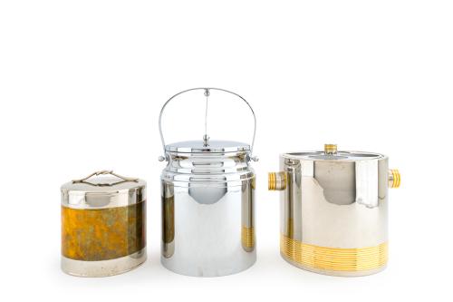 Lote formado por botellero y dos hieleras en plateado. 