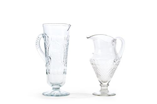 Lote de dos jarras en cristal tallado. 