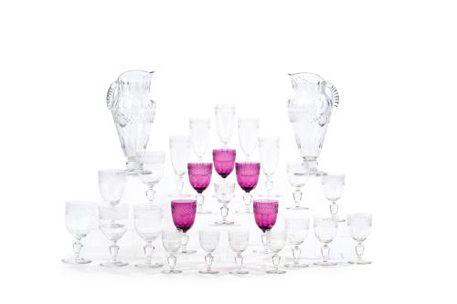 Cristalería antigua con decoración tallada y grabada de pal